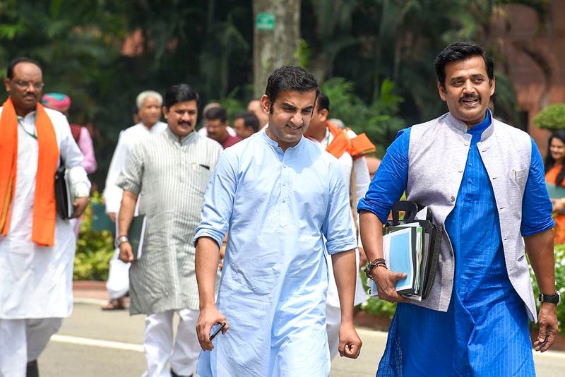 रवि किशन की राजनीतिक पारी
रवि किशन ने अपनी राजनीतिक पारी की शुरुआत कांग्रेस से की। वे 2014 में कांग्रेस के स्टार प्रचारक थे। उन्होंने 2014 में जौनपुर से चुनाव लड़ा। इसमें उन्हें हार का सामना करना पड़ा। 