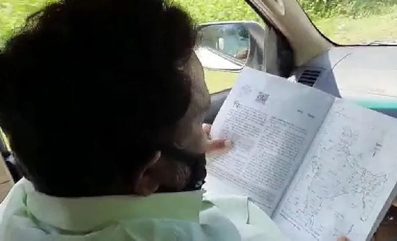 स्ट्रीट लाइट के नीचे पढ़ने वालों को मानते हैं आर्दश
बता दें कि शिक्षा मंत्री ने सोशल मीडिया पर एक वीडियो शेयर किया, जिसमें वह अपनी कार में किताब पढ़ते दिखाई दे रहे हैं। मंत्री ने अपनी पढ़ाई को लेकर विपक्षी दलों के नेताओं का जवाब भी दिया। उन्होंने टि्वटर पर लिखा, 'कुछ लोग पूछते हैं कि मैं इंटर की पढ़ाई कब करूंगा? कैसे करूंगा? तो यह उनके ही लिए है। मैंने पुस्तकें खरीद ली हैं, जब-जहां अवसर मिलता है, पढ़ाई करता हूं, महान लोगों ने सड़क किनारे, स्ट्रीट लाइट के नीचे, कभी रेलवे प्लेटफॉर्म पर बैठ कर पढ़ाई की है, वे सभी प्रेरणास्रोत हैं मेरे।