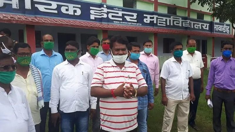 अपनी ही विधानसभा के इंटर कॉलेज में लिया है प्रवेश
दरअसल. 55 साल की उम्र में शिक्षा मंत्री जगरनाथ महतो ने मैट्रिक की परीक्षा पास करने के 25 साल बाद फिर से पढ़ाई शुरू करने का फैसला लिया है। जिसके तहत उन्होंने पिछले महीने ही अपनी ही डुमरी विधानसभा क्षेत्र के नवाडीह इंटर कॉलेज में प्रवेश ले लिया है। प्राचार्य दिनेश प्रसाद वर्णवाल ने खुद शिक्षा मंत्री का आर्ट्स संकाय में रजिस्ट्रेशन किया
