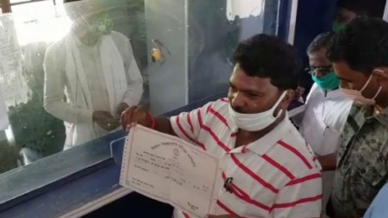 इस वजह से लिया फिर से पढ़ाई करने का फैसला
दरअसल, शिक्षा मंत्री ने जगरनाथ महतो ने 1995 में मैट्रिक करने के बाद पढ़ाई छोड़ दी थी। अब जब वह इसी साल जनवरी के माह में प्रदेश के मानव संसाधन एवं विकास मंत्री बने तो विपक्ष के लोग उनकी एजुकेशन को लेकर अक्सर मुद्दा उठाते थे। कहते थे देखो अब दसवीं पास व्यक्ति प्रदेश का शिक्षा मंत्रालय संभाल रहा है। इसके बाद ही उन्होंने तय कर लिया था कि अब वह आगे की पढ़ाई करेंगे। 