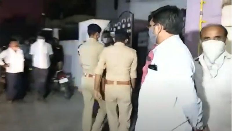 घटनास्थल पर जांच करती पुलिस।