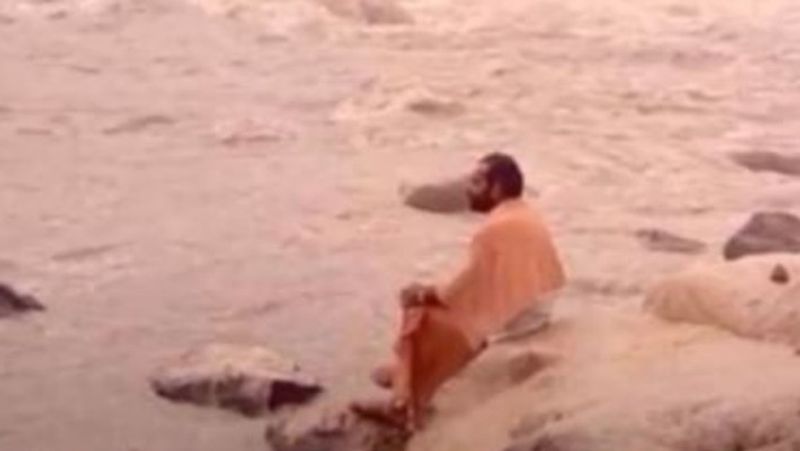 गुजरात में समुद्र किनारे बैठकर फोटो खिंचवाते हुए पीएम मोदी। यह फोटो उस वक्त ही जब उनको आरआरएस ने देश के प्रचारक की जिम्मेदारी दी थी।