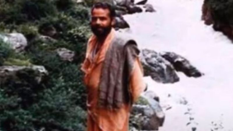 पीएम मोदी भारत भ्रमण के दौरान एक झरने के पास फोटो खिंचवाते हुए।
