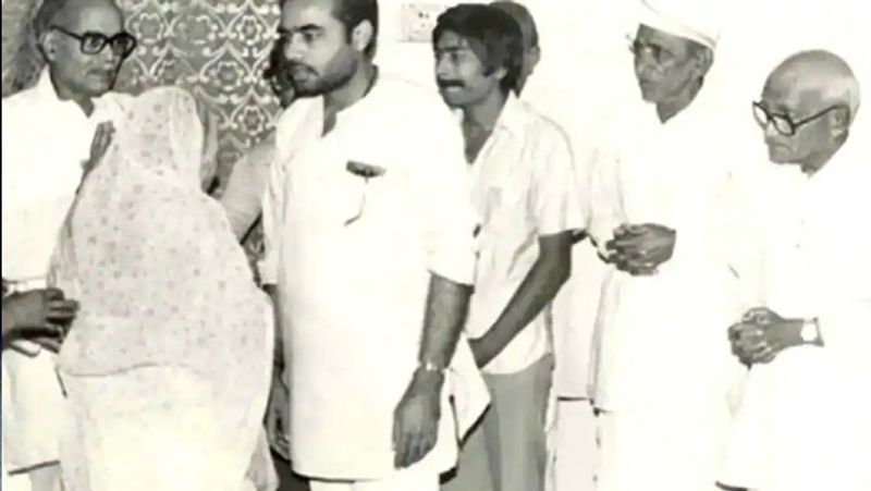 पीएम मोदी की यह तस्वीर 03 जून, 1978 की है जब नरेंद्र मोदी को संघ में और जिम्मेदारी मिली और वह वडोदरा में आरएसएस प्रचारक बनाए गए।