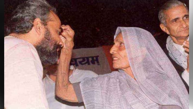 बाजेपी में अहम जिम्मेदारी मिने पर मां ने तिलक लगाकर पीएम मोदी को देश सेवा करने का आर्शीवाद दिया था।