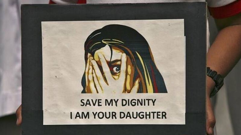 लोकल मीडिया रिपोर्ट्स की मानें तो इन तीनों ही आरोपियों ने बच्ची को अगवा करके उसके साथ दुष्कर्म करने की कोशिश की थी। 