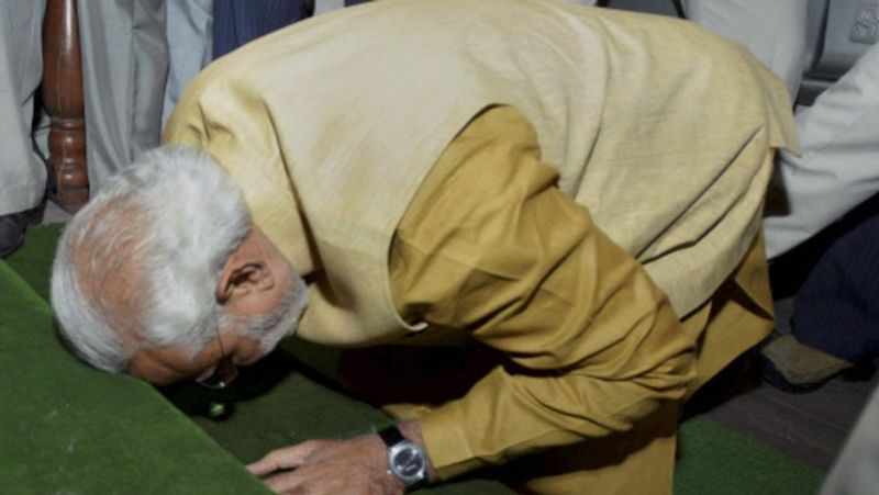 यह तस्वीर साल 2014 की जब नरेंद्र मोदी पहली बार देश के प्रधान मंत्री बन संसद में पहंचे थे, तो भावुक हो गए और झुककर प्रणाम करने लगे।