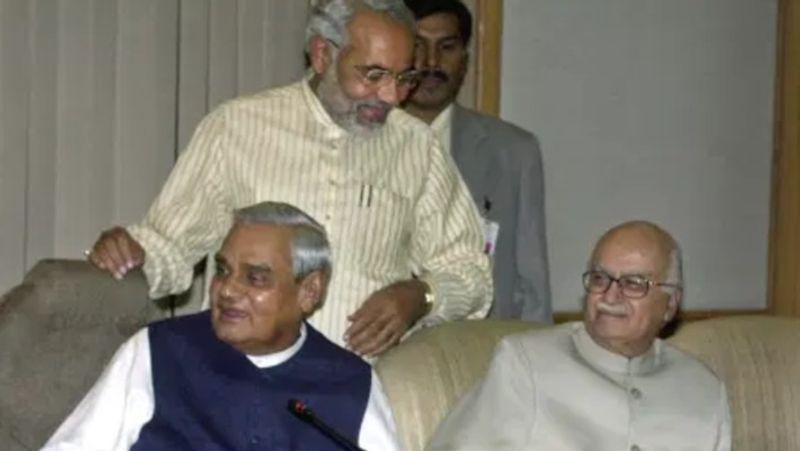 अटल विहारी वाजपेयी और लालकृष्ण आडवाणी के साथ पीएम नरेंद्र मोदी (फाइल फोटो)
