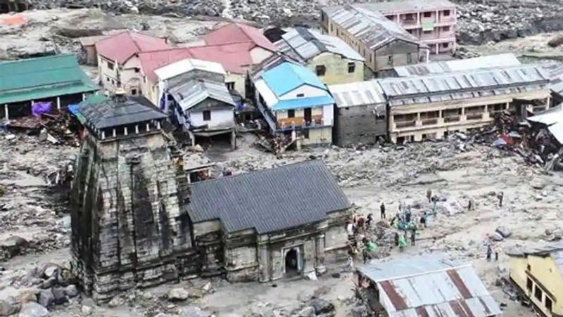 बता दें, केदारनाथ में ये प्रलय 2013 में आई थी। इस दौरान भारतीय सेना और पुलिस द्वारा हजारों लोगों को रेस्क्यू किया गया था। रेस्क्यू दलों द्वारा चार हजार से अधिक शव बरामद किए गए थे, लेकिन 3700 से ज्यादा लोग तब से अब तक गायब हैं। कई बार सर्च अभियान चलाए जाने के बाद पुलिस को 700 से ज्यादा शव खोजने में सफलता मिली थी। 