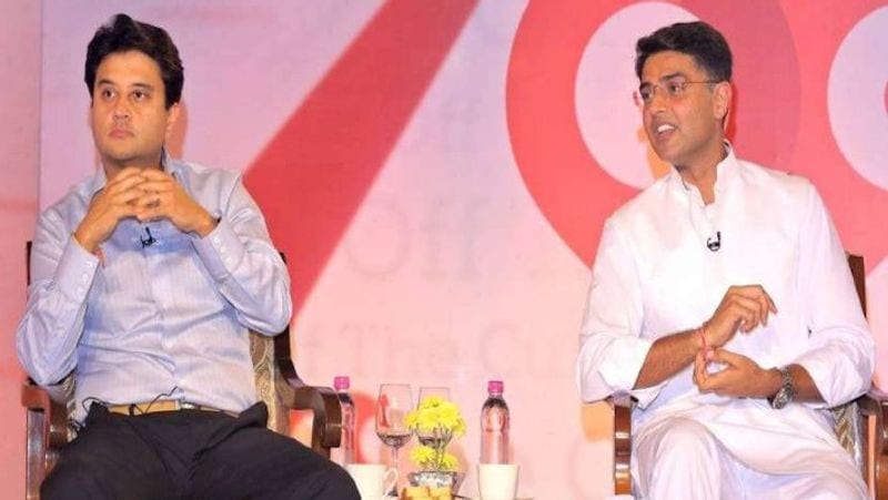 दोनों की साथ की तस्वीरें सोशल मीडिया पर वायरल होती रहती हैं। यह तस्वीर उस वक्त की है जब सिंधिया कांग्रेस में थे, वह दोनों अक्सर एक साथ मंच साझा करते थे।