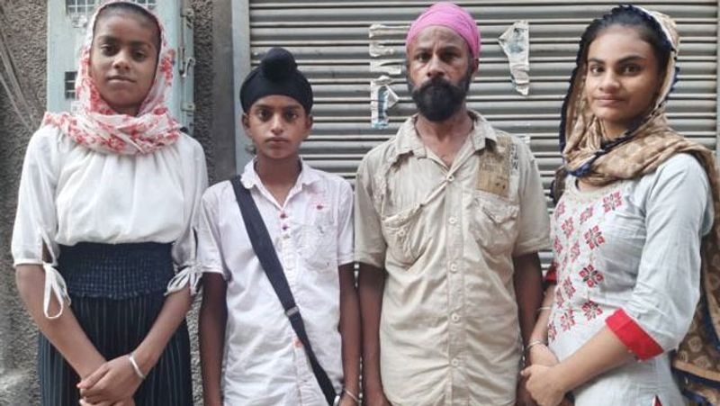 चौगांव टू प्राइमरी स्कूल की टीचर नवप्रीत कौर ने बताया कि तीनों बच्चों का इस स्कूल में एडमिशन कराया जा रहा है। उनका आधार कार्ड भी बनवाया जा रहा है, ताकि उन्हें सरकारी सुविधाएं मिल सकें। मनप्रीत जिस मकान में रहता है, उसकी छत कमजोर हो गई थी। पिछले दिनों नूरपुरी कीर्तन प्रोमोशन सर्विस सोसायटी की तरफ से उसे दुरुस्त करा दिया गया।