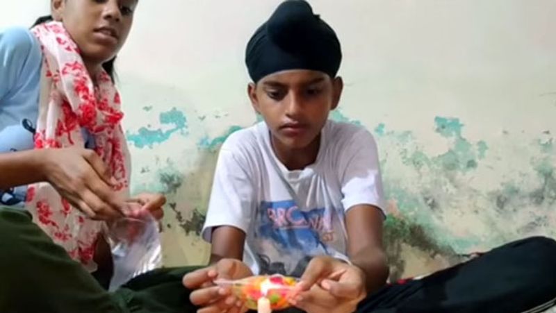 मनप्रीत नवां कोट में रहता है। वो खजाना गेट के एक प्राइवेट स्कूल में 7वीं क्लास का स्टूडेंट है। अभी स्कूल बंद है, इसलिए मनप्रीत को कोई दिक्कत नहीं होती। मनप्रीत की बड़ी बहन जसप्रीत 10वीं पढ़ती है, जबकि बीच वाली इंद्रप्रीत 8वीं में। मनप्रीत घर पर ही सारी चीजों की पैकिंग करता है। इस काम में उसकी बहनें हाथ बंटाती हैं।