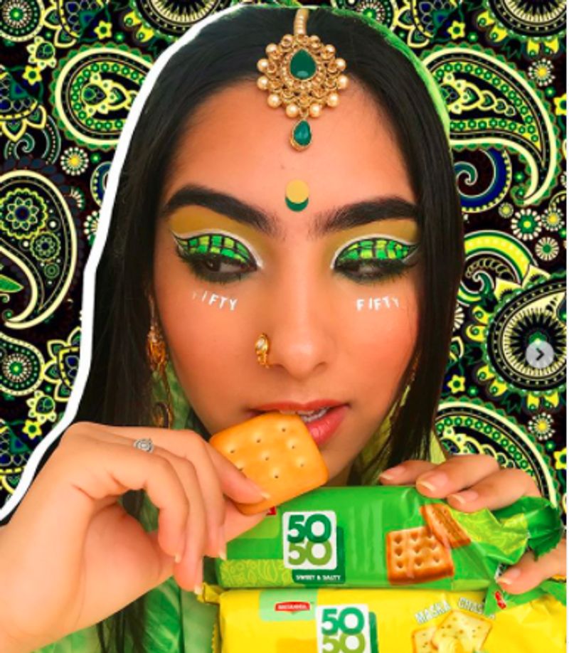 ತನ್ನ ಡಿಫರೆಂಟ್ ಲುಕ್ನಿಂದ ಸದ್ಯ ಈಕೆ ನೆಟ್ಟಿಗರ ಸರ್ಚ್ ವಿಷಯವಾಗಿದ್ದಾಳೆ. ಮೇಕಪ್ ಪ್ರಿಯರಂತೂ ಈಕೆ ಮಾಡಿರುವ ಕ್ರಿಯೇಟಿವಿಟಿಯನ್ನು ಕಣ್ಣು ಬಾಯಿ ಬಿಟ್ಟು ನೋಡುತ್ತಿದ್ದಾರೆ. ಮ್ಯಾಗಿ. ಹಜ್ಮೋಲ್, 50-50 ಬಿಸ್ಕತ್, ಲೇಸ್ ಸೇರಿ ಹಲವಾರು ಸ್ನ್ಯಾಕ್ಸ್ ಇವಳ ಮುಖದಲ್ಲಿ ಕೂತಾಗಿದೆ.
