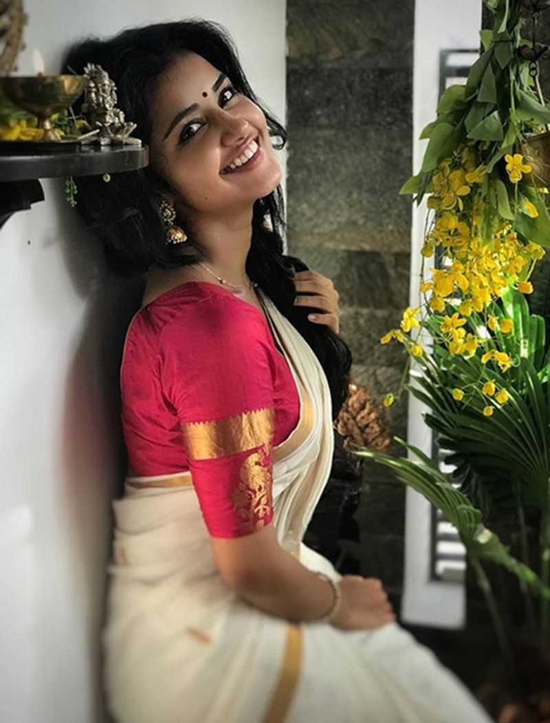 Anupama Parameswaran Spices Up The Pitch With Glamour Dose, Her Sizzling Hot Pics Go Viral SRH