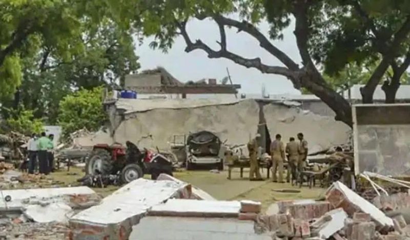 बता दें कि विकास दुबे ने 8 पुलिसकर्मियों को मौत के घाट उतार दिया था। इसके बाद वो कभी लौट कर बिकरू गांव नहीं आया। 10 जुलाई को उसका इनकाउंटर कर दिया गया। लेकिन 15 सितंबर से लोगों को वो गांव में नजर आने लगा।
