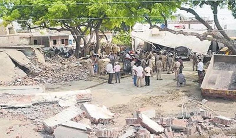 कई ग्रामीणों ने दावा किया है कि उन्होंने रात को विकास दुबे को गांव में घूमते देखा। पहले उन्हें लगा कि ये उनकी ग़लतफ़हमी है लेकिन फिर कई लोगों ने इसकी पुष्टि की।
