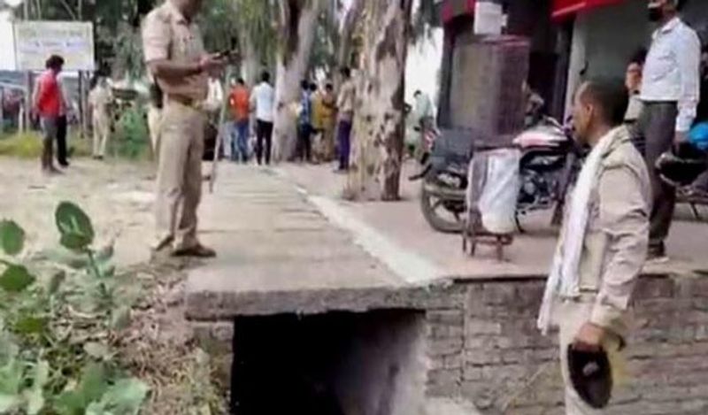 कुछ गांव वालों को विकास दुबे द्वारा मारे गए 8 पुलिसकर्मी भी नजर आए। साथ ही उनकी गोलियों की तड़तड़ाहट की आवाज भी सुनाई दे रही थी। 