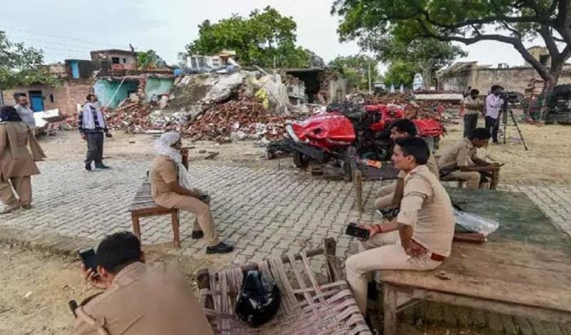 अब इस बात में कितनी सच्चाई है ये अभी तक साफ़ नहीं हुआ है। लेकिन इस घटना के बाद से बिकरू गांव में सन्नाटा पसरा है। लोग रात को 9 बजे के बाद घर से बाहर नहीं निकलते। 