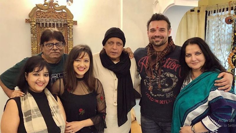 मदालसा के मुताबिक, पहली बार जब मैं अपने होने वाले ससुर यानी मिथुन चक्रवर्ती से मिली तो उन्होंने मुझसे पूछा था कि मैं उनके बेटे की जिंदगी में हमेशा के लिए शामिल हो सकती हूं या नहीं। ये बात उन्होंने अपने बेटे से भी पूछी थी। वो बहुत ही वास्तविक इंसान हैं। 