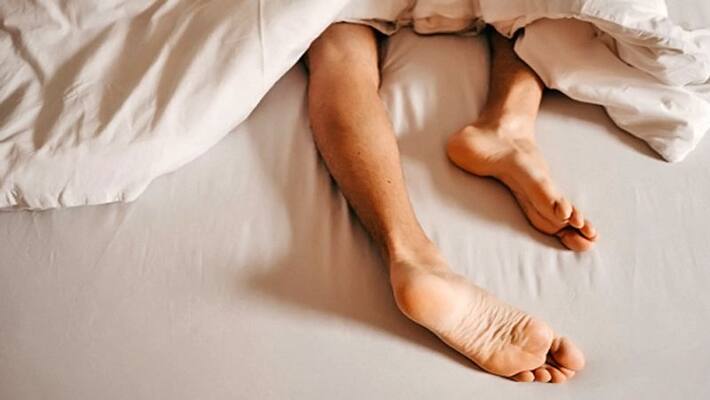 One should not sleep with legs towards south direction, know what is its religious and scientific reason KPI One should not sleep with legs towards south direction, know what is its religious and scientific reason KPI