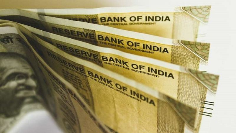 पहचान पत्र के लिए डॉक्युमेंट्स
पोस्ट ऑफिस की छोटी बचत योजनाओं का क्लेम हासिल करने के लिए उन्हीं डॉक्युमेंट्स की जरूरत पड़ती है, जिनका इस्तेमाल दूसरे सरकारी कामों में किया जाता है। इनमें आधार कार्ड, पैन कार्ड, पासपोर्ट, ड्राइविंग लाइसेंस, वोटर आईडी कार्ड, पोस्ट ऑफिस आईडी कार्ड, मनरेगा जॉब कार्ड या केंद्र और राज्य सरकार द्वारा जारी किया गया कोई भी पहचान पत्र होना चाहिए।
(फाइल फोटो)