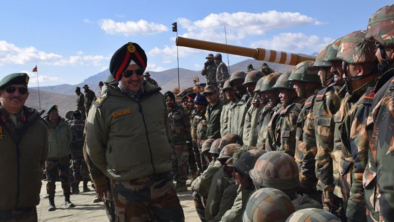 इन्हें ऑपरेशल वर्क शेल्टर कहा जाता है। इसमें नीचे पक्का ढांचा होता है और चारों तरफ दीवार प्री-फेबरिकेटेड पैनल्स से बनाई जाती है। यह अलग-अलग साइज का होता है। 5-7 सैनिकों के रहने के इंतजाम से लेकर एक साथ 40 सैनिकों तक के रहने के लिए यह पर्याप्त होता है।