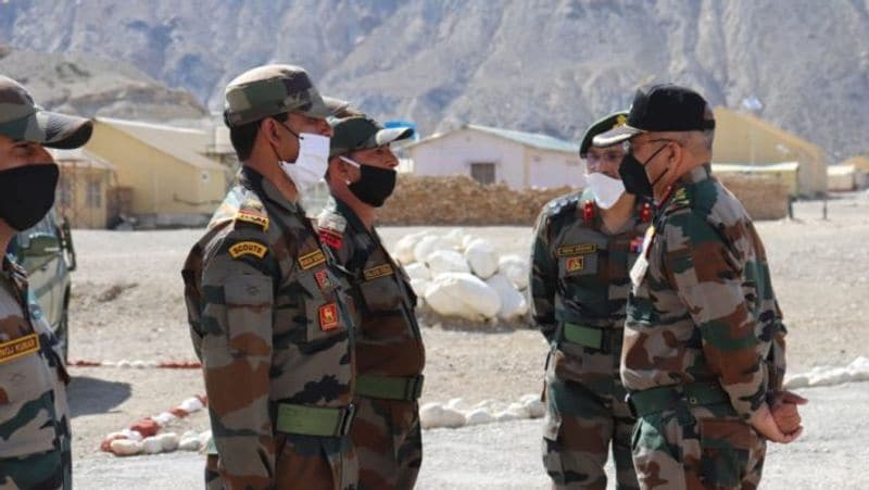 ये टेंट कई लेयर के बने होते हैं, ताकि अंदर गरम रहे। जो सैनिक एकदम फॉरवर्ड एरिया में तैनात होते हैं वह इन टेंट्स का इस्तेमाल करते हैं। वह वहां पर गड्डा बनाकर टेंट लगाते हैं और आसपास के ही पत्थरों से टेंट के चारों तरफ एक टेंपरेरी दीवार सी बना लेते हैं ताकि उसे हवा से बचाया जा सके।