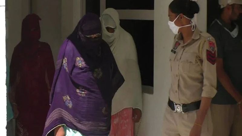 एएसआई दर्शन सिंह ने बताया कि छापे में भिंदर कौर, मनदीप कौर चुहानके, कमलजीत कौर बरनाला, सिमरजीत कौर हंडियाया को पकड़ा। इसके अलावा दो ग्राहक अवतार सिंह और चमकौर सिंह भोतना को भी गिरफ्तार किया है।