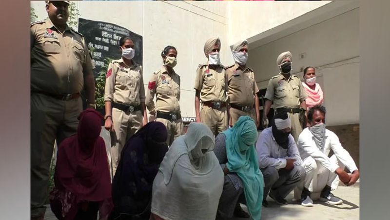 पुलिस की जानकारी में सामने आया है कि भिंदर कौर बाहर से महिलाओं को कोठी पर बुलाती थी।
