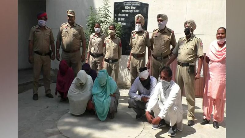 महिलाओं को लगता था कि कोठी के अंदर क्या चल रहा है, इसकी किसी को खबर नहीं होगी।