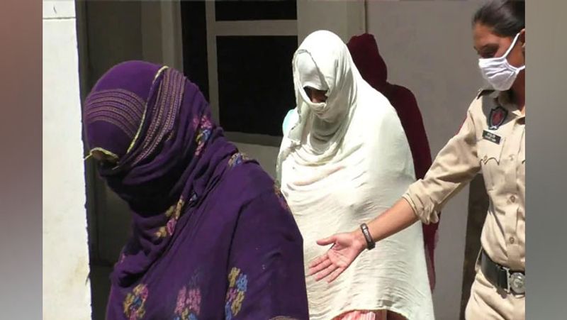 पुलिस की जानकारी में सामने आया है कि भिंदर कौर बाहर से महिलाओं को कोठी पर बुलाती थी।