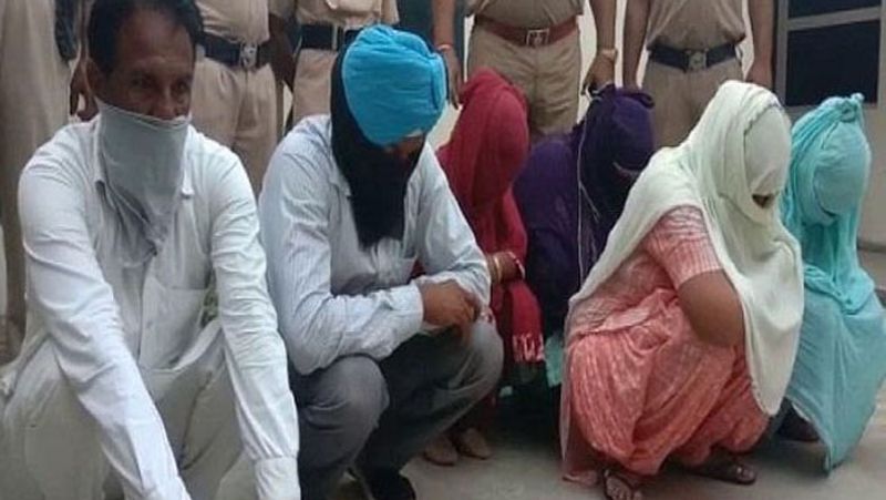 सूचना की पुख्ता जानकारी करने के बाद पुलिस ने जब कोठी पर छापा मारा, तो वहां 4 महिलाएं और 2 ग्राहक पकड़े गए।