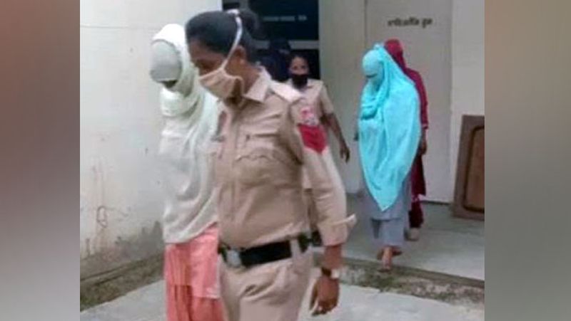 पुलिस और मीडिया को अचानक कोठी पर देखकर महिलाओं के होश उड़ गए।