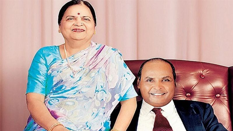 दोनों की लव स्टोरी में उस वक्त ट्विस्ट आया जब अनिल के माता - पिता कोकिलाबेन और धीरूभाई अंबनी ने इस रिश्ते के लिए मना कर दिया। क्योंकि उन्हें लगता था कि टीना फिल्म इंडस्ट्री (Film industry) से हैं और वो आम लड़कियों की तरह परिवार के रीति – रिवाज नहीं निभा पाएंगी। 