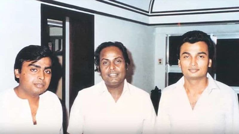 इस दौरान अनिल अंबानी के लिए कई सारे रिश्ते आए, लेकिन उन्होंने किसी से भी शादी करने को हां नहीं किया। उनके माता - पिता जनते थे कि वह सिर्फ टीना से ही शादी करना चाहते हैं।