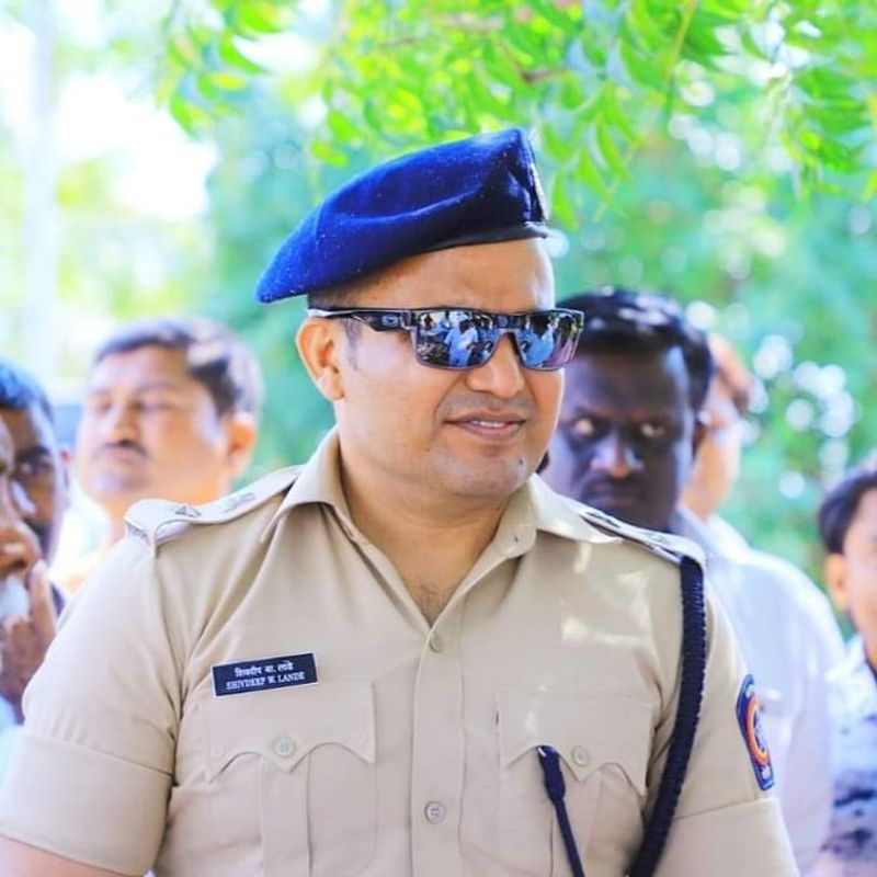 युवाओं और छात्रों ने राज्य सरकार के खिलाफ प्रदर्शन किया था। युवाओं में विशेष लोकप्रिय लांडे के प्रशंसकों ने उनके नाम पर सोशल नेटवर्किंग साइट फेसबुक पर अकाउंट खोल रखा है। फेसबुक पर उनके हजारों फॉलोवर हैं।(ट्विटर)