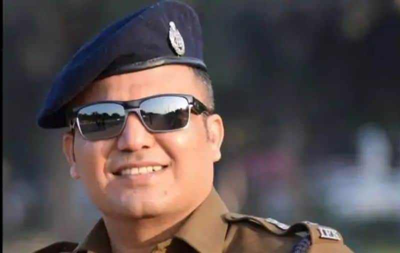 बताया जाता है कि शिवदीप लांडे अपनी ड्यूटी पर जितना सख्त नजर आते हैं, वह उतने ही विनम्र हैं। वह अपनी सैलरी का 60 फीसदी हिस्सा एनजीओ को दान कर देते हैं। इसके अलावा कई सामाजिक कार्यों में भी वह सहयोग करते हैं। उन्होंने कई गरीब लड़कियों की सामूहिक शादी भी करवाई है। लड़कियों की सुरक्षा के लिए काम किया है।(ट्विटर)