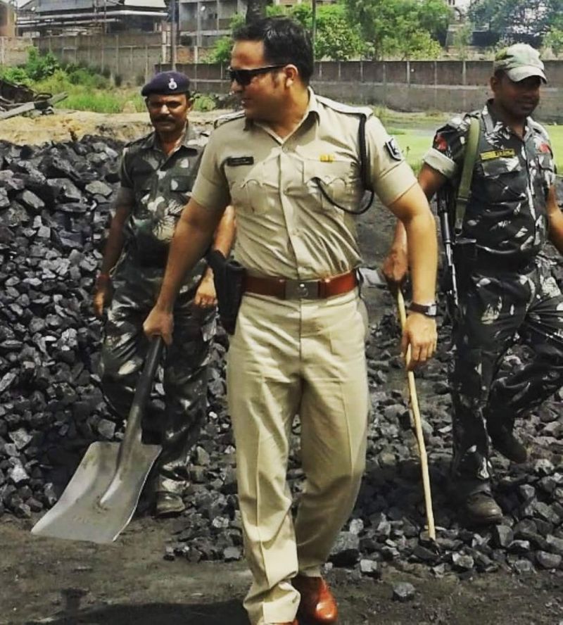 शिवदीप वामनराव लांडे का जन्म महाराष्ट्र के अकोला जिले के परसा गांव में हुआ था। इनके पिता एक गरीब किसान थे। दो भाइयों में बड़े हैं। बताते हैं कि उनकी परवरिश बेहद मुश्किल हालातों में हुई थी। परिवार की आर्थिक हालत तो खराब थी ही कोई पढ़ा लिखा न होने से उन्हें रास्ता दिखाने वाले लोग भी नहीं थे। (ट्विटर)