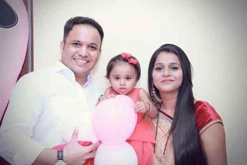शिवदीप अक्सर मुंबई अपने फ्रेंड्स से मिलने आते थे। उनके कामो की चर्चा बिहार समेत पूरे महाराष्ट्र में हो रही थी। एक फ्रेंड के घर पर आयोजित पार्टी में शिवदीप और ममता की पहली मुलाकात हुई। यह मुलाकात आगे चलकर पहले प्यार और फिर शादी में बदल गई। दोनों का बचपन भी साधारण रहा। पत्नी के पिता शिवतारे ने कंस्ट्रक्शन बिजनेस से जुड़ने के बाद तरक्की की। बाद में वे नेता व मंत्री बने। ममता की स्कूलिंग मुंबई में हुई है।