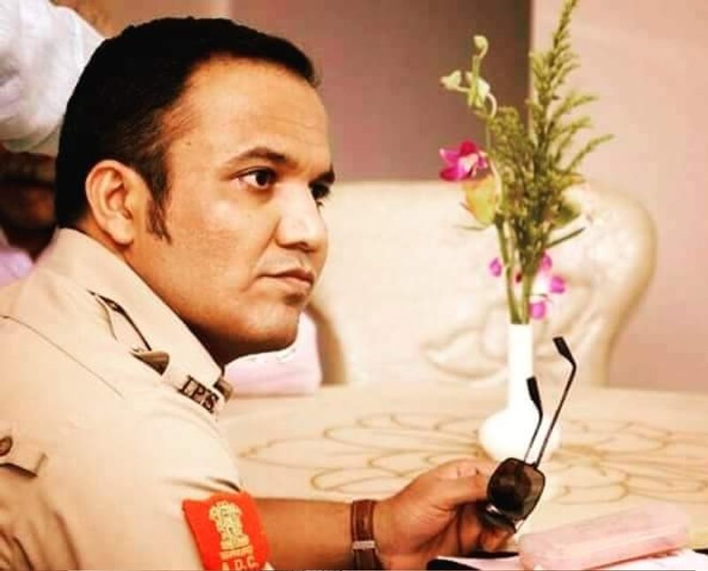 शिवदीप लांडे को राजधानी पटना का एसपी बनाया गया था। अपनी अनोखी कार्यशैली की वजह से शिवदीप पूरे देश में मशहूर हो गए थे। हालांकि नवंबर 2011 में उनका तबादला अररिया एसपी के रूप में कर दिया था। जिसका लोगों ने काफी विरोध किया था।(ट्विटर)
