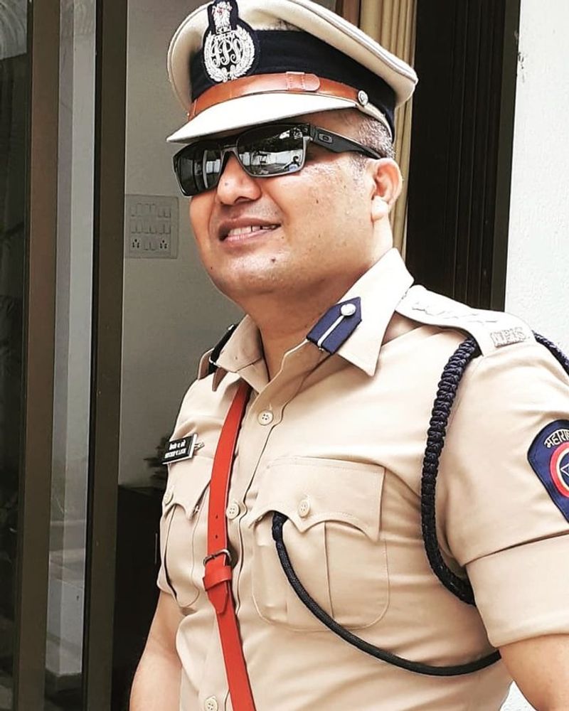 शिवदीप लांडे को (आईपीएस) के परीवीक्षाधीन अधिकारी के रूप में नक्सल प्रभावित जिले मुंगेर से 2010 में कैरियर की शुरुआत की थी। वह मुंगेर में ही अपर पुलिस अधीक्षक बने थे। इसके बाद पटना के सिटी एसपी के रूप में उन्होंने राजधानी क्षेत्र में काम किया था।(ट्विटर)