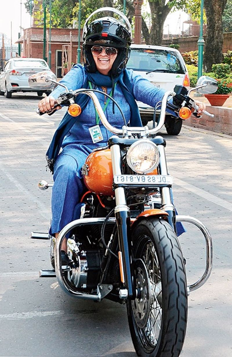 सांसद रहने के दौरान रंजीता उस वक्त जबरदस्त चर्चा में आई जब हार्ले डेविडसन ड्राइव करते हुए संसद भवन पहुंचीं। रंजीता को स्पोर्ट्स और एडवेंचर में काफी रुचि है। सार्थक और प्रकृति रंजन के रूप में रंजीता के दो बच्चे हैं। बच्चे दिल्ली में रहते हैं। सार्थक क्रिकेटर हैं और कई बार सुर्खियों में आ चुके हैं। (फाइल फोटो)