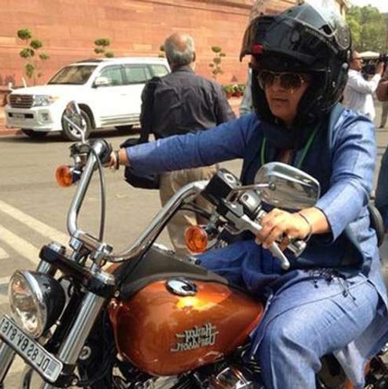 पप्पू के साथ आने के बाद टेनिस में दिलचस्पी रखने वाली रंजीता राजनीति के मैदान में भी कूद पड़ी। शादी के एक साल बाद 1995 में उन्होंने विधानसभा के रूप में पहला चुनाव लड़ा। हालांकि उन्हें कामयाबी नहीं मिली। इसके बाद वो पति की राजनीति में दिलचस्पी लेने लगीं। 1999 में उन्होंने पति के चुनाव का कैम्पेन संभाला।
(फाइल फोटो)