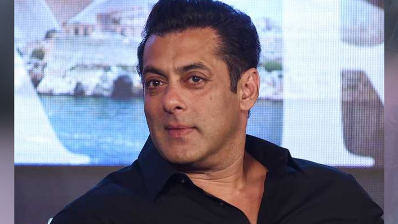 बता दें कि शो के मेकर्स प्रीमियर एपिसोड की तैयारियों में जुटे है और दो हफ्ते बाद ही इस विवादित शो का आगाज भी हो जाएगा। सलमान को काला हिरण शिकार और आर्म्स एक्ट मामले में जोधपुर में कोर्ट में हाजिर होना है। इससे मेकर्स काफी परेशान है।
