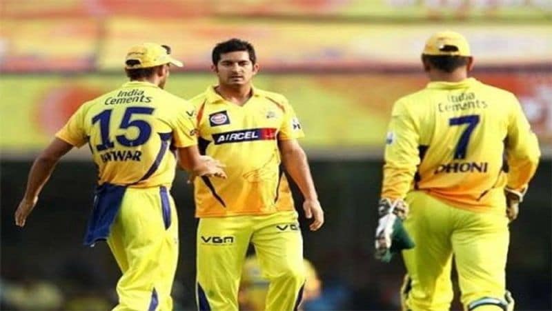 दरअसल, टीम के तेज गेंदबाज रहे मोहित शर्मा (Mohit Sharma) ने ही इस बात का खुलासा किया। एक इंटरव्यू के दौरान मोहित ने बताया था कि कैसे धोनी उन पर गुस्सा हो गए थे और बीच मैदान में ही क्लास लगा दी थी।