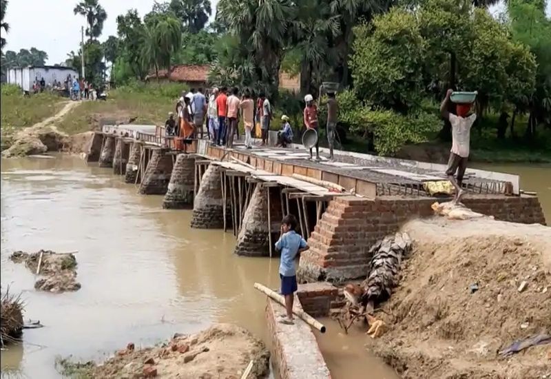 बता दें कि इस पुल के निर्माण होने से बुधौल सहित अन्य दर्जनों गांव के लोग वजीरगंज बाजार तक आसानी से आवागमन कर पाएंगे। इससे पहले 7 किलोमीटर घूम करने के बाद वजीरगंज बाजार जाना पड़ता था। लेकिन, इस पुल के बन जाने से यह दूरी मात्र 1 किलोमीटर हो गई।
