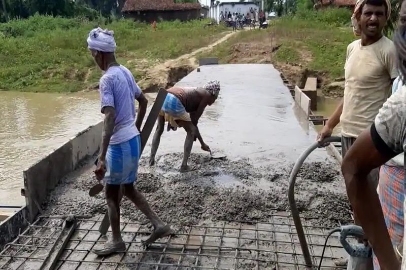 इस बार भी बारिश में दिक्कतों का सामना करना पड़ रहा है। ऐसे में गांव के लोगों ने पंचायत बुलाकर खुद के पैसे से पुल बनाने का निर्णय लिया। सभी ने चंदा देने का मन बनाया और 10 लाख रुपए इकट्ठा हो गए।