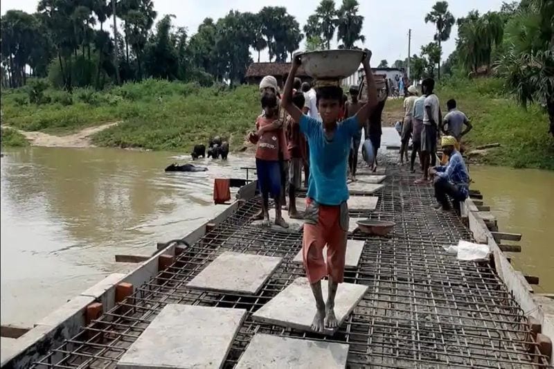 गांव के लोग श्रमदान करके मंगुरा नदी पर 100 फुट लंबा और 10 फुट चौड़ा पुल बना दिए। पुल का नाम बाबा दशरथ मांझी सेतु रखा गया है, क्योंकि इसी क्षेत्र के माउंटेन मैन बाबा दशरथ मांझी ने पहाड़ काटकर रास्ता बनाया था और उसी का प्रेरणा लेकर यह काम किया गया।