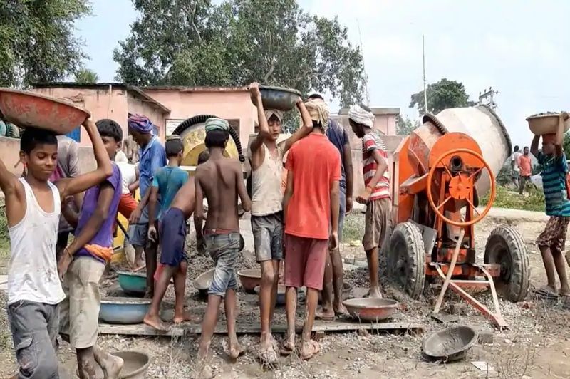 बरसात के दिनों में मांगुरा नदी में पानी आ जाने से लोग दूसरे रास्ते से होकर वजीरगंज जाते थे। पिछले साल भी इस नदी को पार करने में तीन बच्चे के साथ उसकी मां की डूबने से मौत हो गई थी।