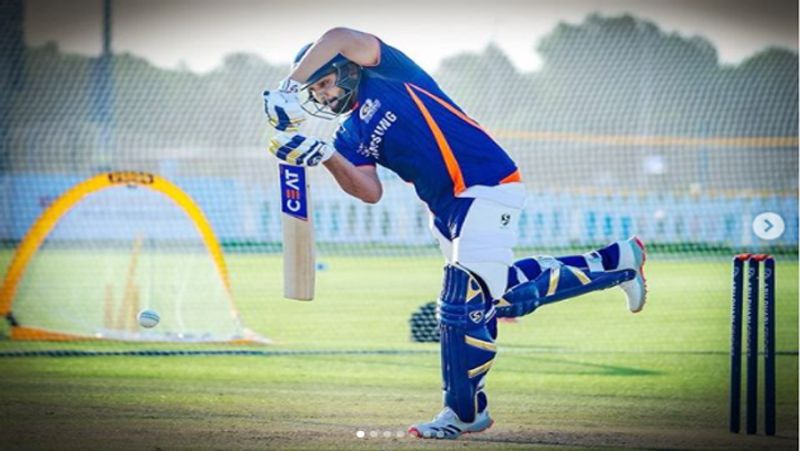 दोनों ही टीमें फाइनल प्रैक्टिस में बिजी हैं। मुबंई इंडियंस के ओपनिंग बल्लेबाज और कप्तान रोहित शर्मा (Rohit Sharma) ने अपने प्रैक्टिस सेशन की कुछ तस्वीरें भी सोशल मीडिया (Social Media) पर शेयर की हैं।